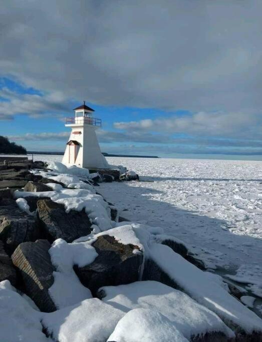 Family Friendly Cottage ☆Walking Distance To Beach Лайънс Хед Екстериор снимка