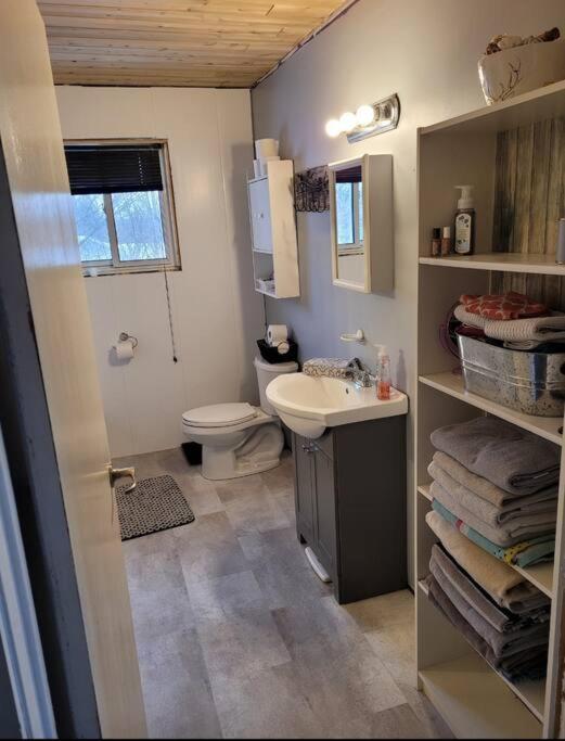 Family Friendly Cottage ☆Walking Distance To Beach Лайънс Хед Екстериор снимка